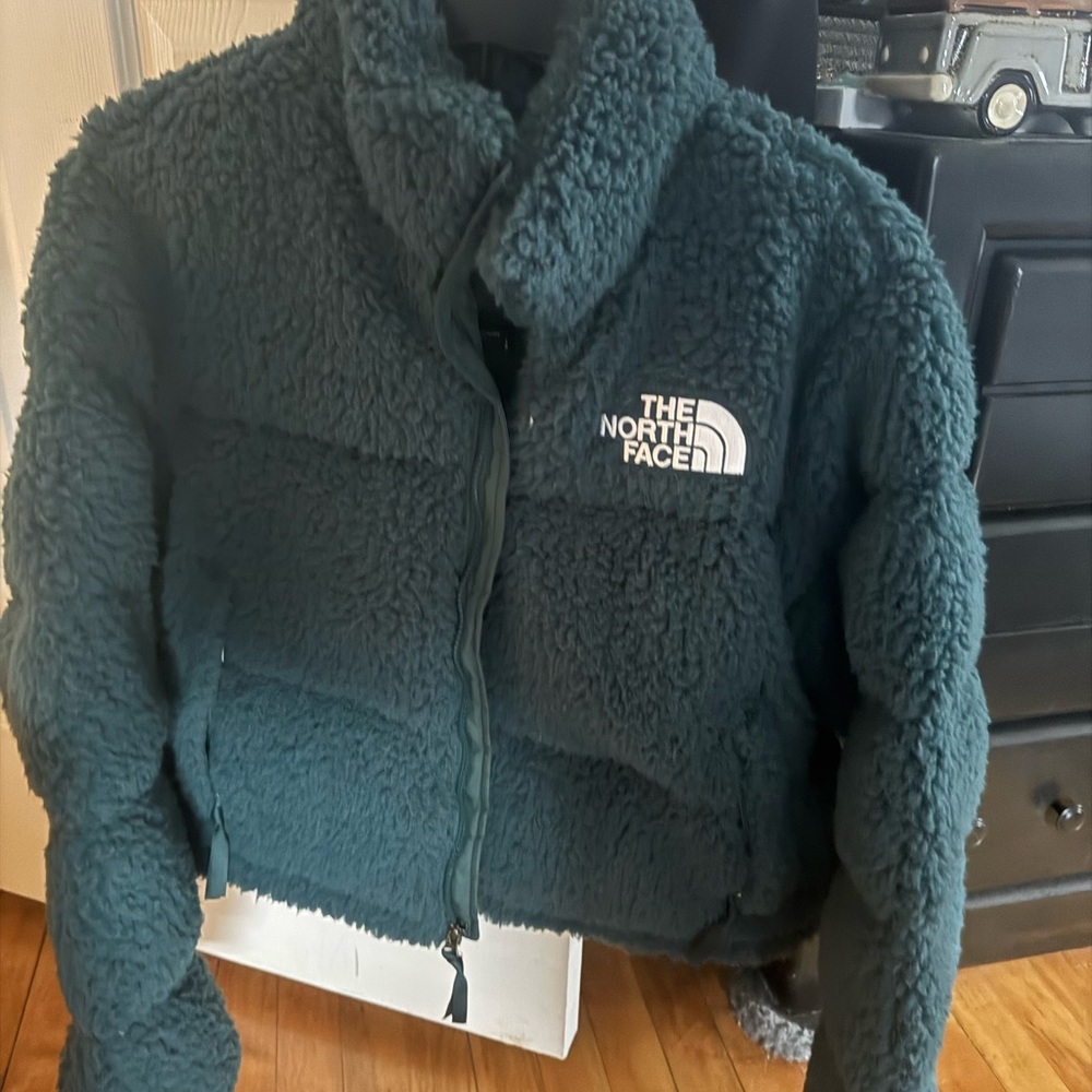 High Pile Nuptse Jacket in Ponderosa Green
THE NORTH FACE